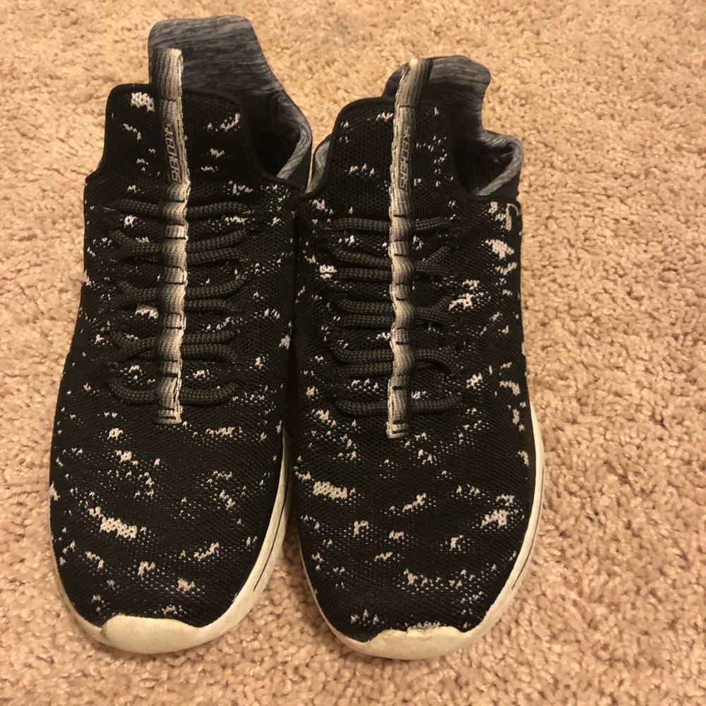 Tennis shoes
